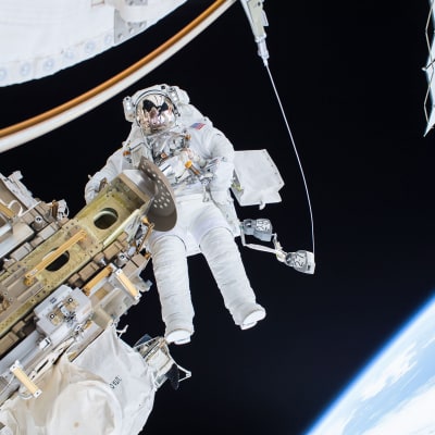 Astronautti Timothy Kopra huoltotehtävissä Kansainvälisellä avaruusasemalla 21. joulukuuta.