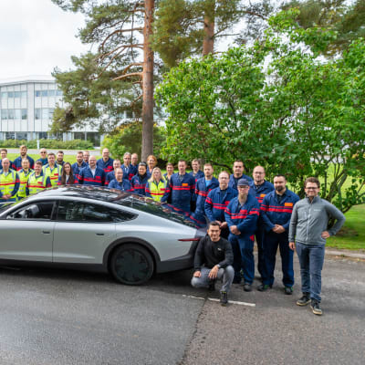 Valmet Automotiven työntekijöitä ensimmäisen Lightyear 0 -auton ympärillä.