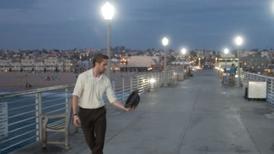 Sebastian (Ryan Gosling) dansar på en pir i Los Angeles.