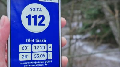 112 Suomi - sovellus auki puhelimessa.