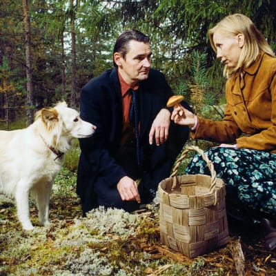 Hannibal (Tähti-koira), M (Markku Peltola) ja Irma (Kati Outinen) elokuvassa Mies vailla menneisyyttä