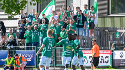 Ekenäs IF:s spelare och supportrar jublar.