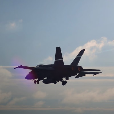 Ett av Flygvapnets Hornet-plan lyfter från en landsvägsbas i Rovaniemi under operationsövningen Ruska 20, oktober 2020.