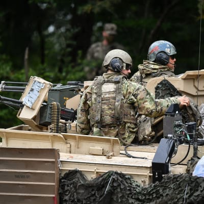 Amerikanska soldater på en stridsvagn vid en Nato-övning Tyskland år 2020.