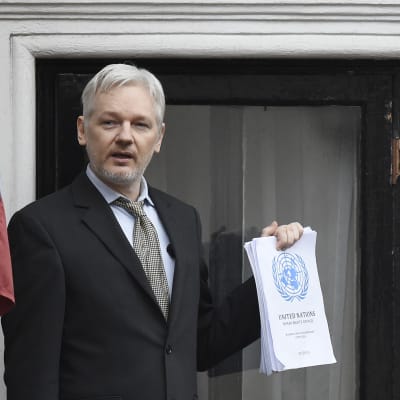 Julian Assange talar med journalister från balkongen i Ecuadors ambassad i London 5.2.2016