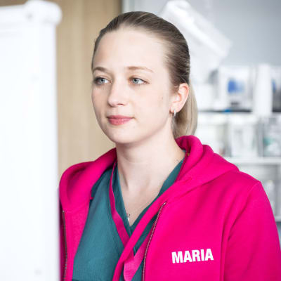 Maria Rosenlund klädd i cerise jacka på jobbet på Jorvs sjukhus.