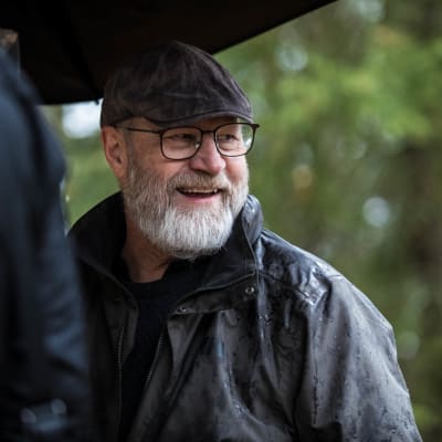 Kuvassa ohjaaja Markku Pölönen hymyilemässä Hamsterit-elokuvan kuvauksissa.