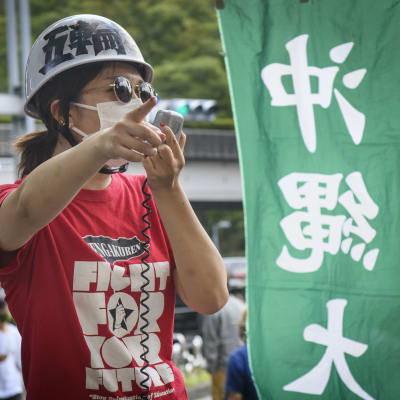 Opiskelijat osoittivat mieltään Tokion olympialaisia vastaan kaupungintalon edessä.