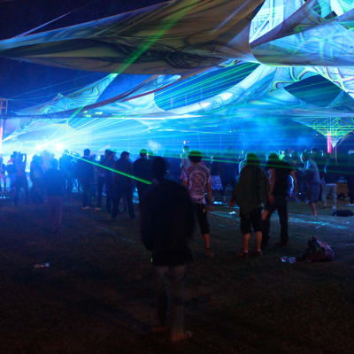 Yleisö tanssii psykedeelisen trance-musiikin tahtiin Shiva Squad Festivalilla Kullu-laaksossa Intiassa. 