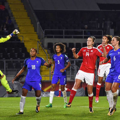 Gaëlle Thalmann fumlar med bollen vid fotbolls-EM.