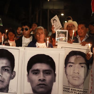 Huumesodan hinta. Kadonneiden opiskelijoiden omaiset osoittivat mieltään joulukuussa 2014 Guerreron osavaltiossa Meksikossa. Alkuvuodesta 2015 selvisi, että kaikki 43 opiskelijaa oli surmattu.