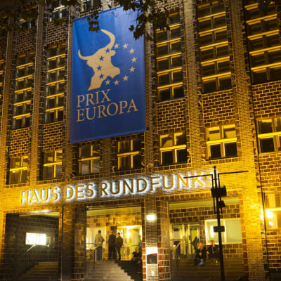 Prix Europan logo festivaalirakennuksen seinällä.