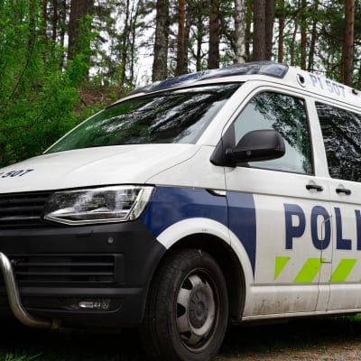 Poliisiauto parkissa metsän reunassa Tampereen Teiskossa