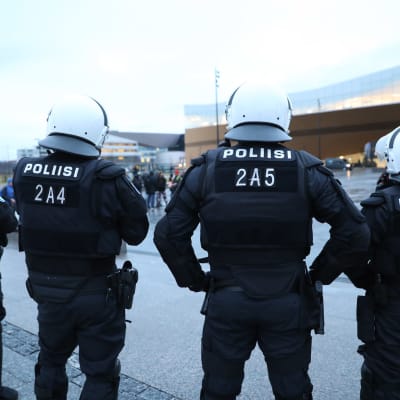 mellakkapoliiseja Soldiers of Odin -järjestön mielenosoituksessa