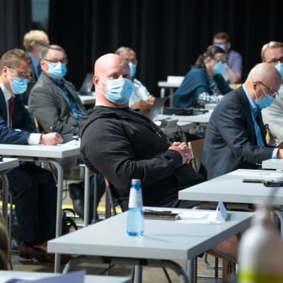 Lahtelaiset valtuutetut istuvat maskit päässään ensimmäisessä valtuuston kokouksessa Sibeliustalolla