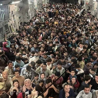 USA:s flygvapen evakuerar 640 afghaner  i ett Reach 871-C-17 Globemaster från Kabul till Qatar 15.8.2021