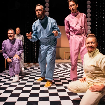Kristian Thulesius, Stella Laine, Frank Skog, Walter Ruokolahti och teaterns konstnärliga ledare Meri Anna Hulkkonen i Unga Teaterns pjäs Fem mål mat. 