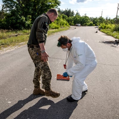 En ukrainsk soldat granskas för strålning i ett område som ockuperats av den ryska militären i Ukraina. 16.7. 2022.