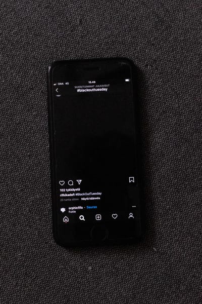 Telefonen har en öppen Instagram-app som visar en helt svart bild som delades som en del av onlineaktivismen för Black Lives Matter.