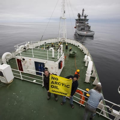 Greenpeacefartyget Esperanza bogseras av den norska kustbevakningen.