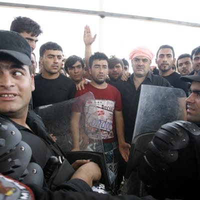 Kurder protesterar mot att tiotusentals jezider tvingats fly från jihadisternas våld.