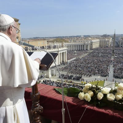 Påven talar till folket i Rom på påskdagen.