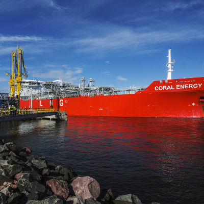 LNG-fartyget anländer till hamnen i Björneborg 10.7.2016.