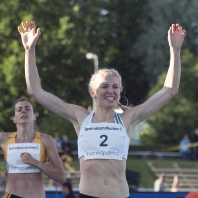 Sara Kuivisto korsar mållinjen som etta.