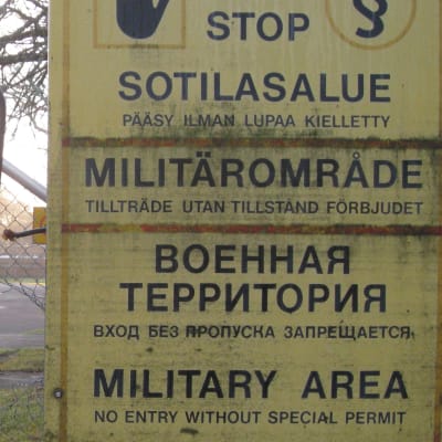 Stoppskyltar utanför Nylands Brigad i Dragsvik.