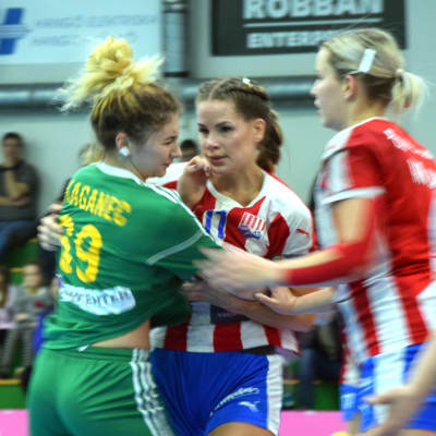 En spelare har hårt grepp om en annan.