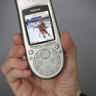 En mobiltelefon visar en ishockeyvideo