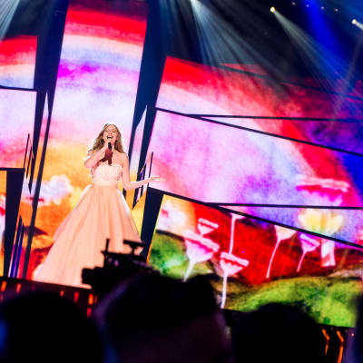Österrikes Zoë på Eurovisionsscenen.