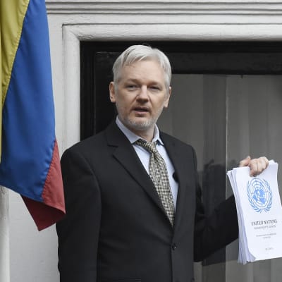 Julian Assange talar till journalister från ambassadbalkongen i London i februari 2016