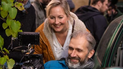 Anna Blom och Ville Tanttu ser in i en monitor under inspelningen av Längtan-kortfilmerna.