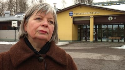 Sjundeåpolitikern Arja Alho framför Sjundeå svenska skola.