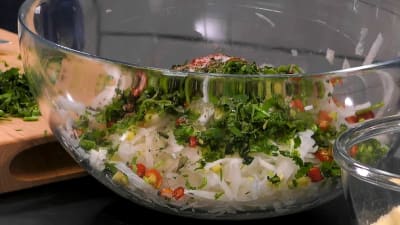En skål med grönsaker.