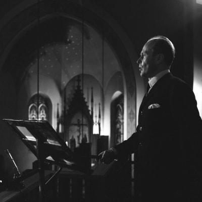 Baritoni Matti Lehtinen esiintyy Joulun säveliä -ohjelmassa 1967.