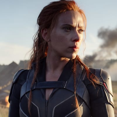 Scarlett Johansson ser ut mot horisonten som sin karaktär i Black Widow.