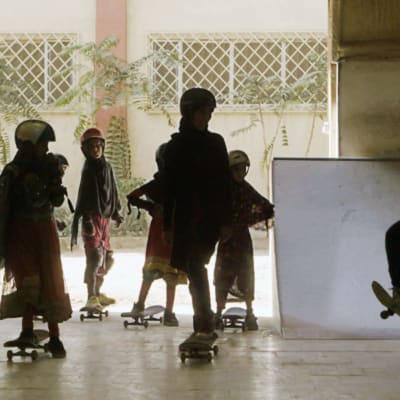 Flickor i Kabul kan numera öva skateboard i en skolan Skateistan som har bildats med hjälp av utländsk finansiering.
