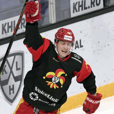 Brian O'Neill och Veli-Matti Savinainen firar mål.