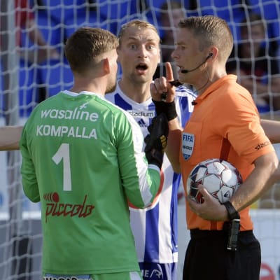 Tim Väyrynen protesterar medan Mattias Gestranius pratar med Martin Kompalla