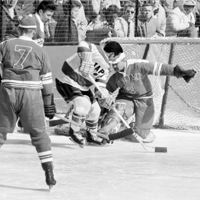 Kuvassa pelataan jääkiekkoa talviolympialaisissa vuonna 1960.