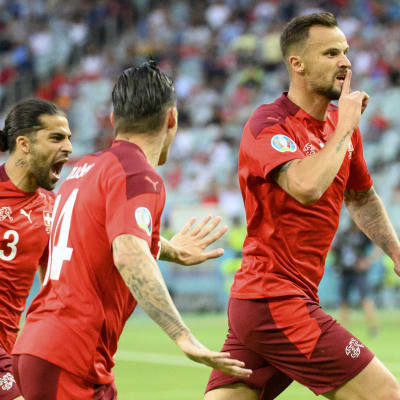 Haris Seferovic satte 1–0 mot Turkiet.