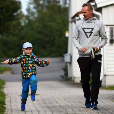 Oskar och Petter Kukkonen på väg hem.