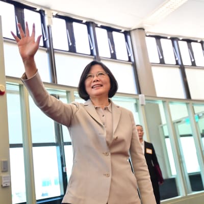 Tsai Ing-wen åkte på fredagen på sin första utlandsresa som president. Hon besöker Paraguay och Panama, två av de 22 länder som har erkänt Republiken Kina.