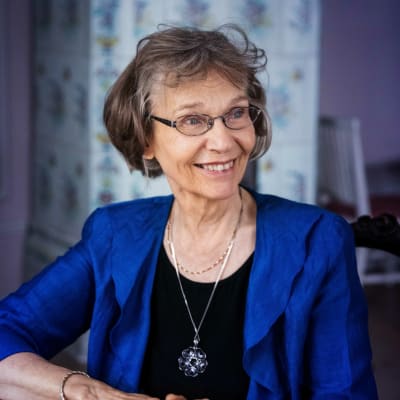 Författaren Ulla-Lena Lundberg i Diktarhemmet i Borgå.