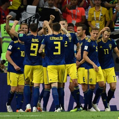 Sveriges spelare firar ledningsmålet mot Tyskland i VM 2018.