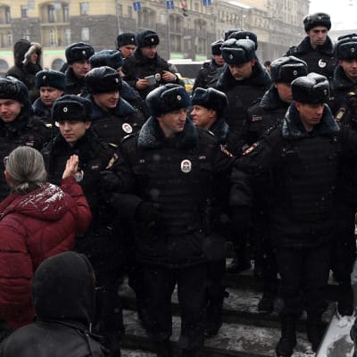 Moskovan poliisi hajotti mielenosoittajien joukon Moskovassa 12. joulukuuta.