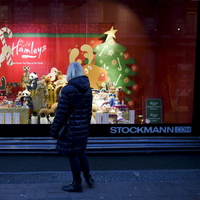Nainen katseli Stockmannin tavaratalon joulumainontaa Helsingissä keskiviikkona 16. joulukuuta.