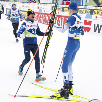 Perttu Hyvärinen och Niko Anttola firar VM-silver.